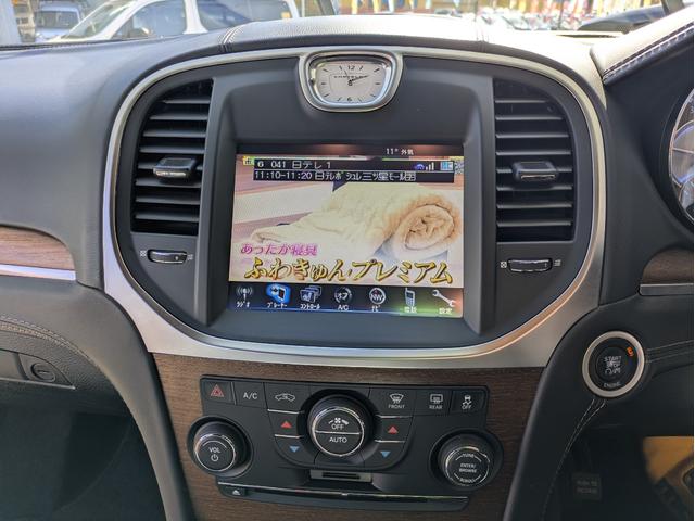 クライスラー・300 300Cラグジュアリー ディーラー車・黒革シート・純正ナビ・TV・Bカメラ・ETC・シートヒーター・前席ベンチレーション・パノラマルーフ・リアサンシェード・ステアリングヒーター・プッシュスタート・スマートキー・ブルートゥース(49枚目)