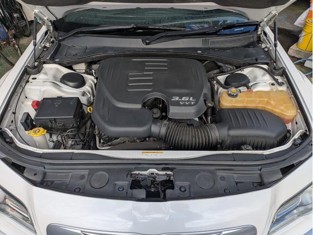 クライスラー・300 300Cラグジュアリー ディーラー車・黒革シート・純正ナビ・TV・Bカメラ・ETC・シートヒーター・前席ベンチレーション・パノラマルーフ・リアサンシェード・ステアリングヒーター・プッシュスタート・スマートキー・ブルートゥース(53枚目)