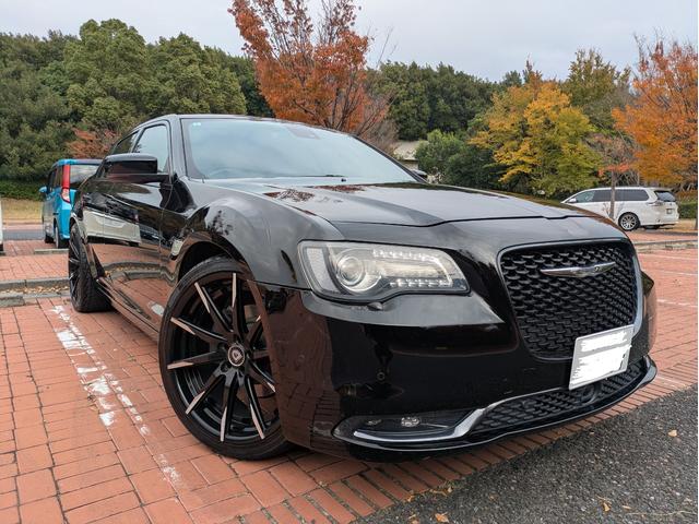 クライスラー・300 300S スマートキー・ブラックレザーシート・パワーシート・シートヒーター・プッシュスタート・社外22インチAW・社外フルセグ・ETC・バックカメラ・クルーズコントロール・Bluetooth・ヒートステアリング(9枚目)