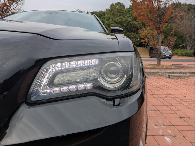 クライスラー・300 300S スマートキー・ブラックレザーシート・パワーシート・シートヒーター・プッシュスタート・社外22インチAW・社外フルセグ・ETC・バックカメラ・クルーズコントロール・Bluetooth・ヒートステアリング(10枚目)