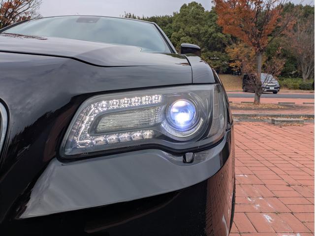 クライスラー・300 300S スマートキー・ブラックレザーシート・パワーシート・シートヒーター・プッシュスタート・社外22インチAW・社外フルセグ・ETC・バックカメラ・クルーズコントロール・Bluetooth・ヒートステアリング(13枚目)