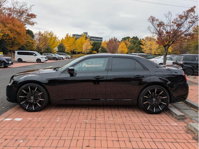 クライスラー・300 300S スマートキー・ブラックレザーシート・パワーシート・シートヒーター・プッシュスタート・社外22インチAW・社外フルセグ・ETC・バックカメラ・クルーズコントロール・Bluetooth・ヒートステアリング(21枚目)