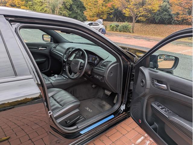 クライスラー・300 300S スマートキー・ブラックレザーシート・パワーシート・シートヒーター・プッシュスタート・社外22インチAW・社外フルセグ・ETC・バックカメラ・クルーズコントロール・Bluetooth・ヒートステアリング(29枚目)