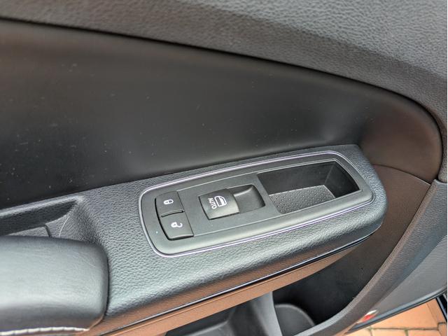 クライスラー・300 300S スマートキー・ブラックレザーシート・パワーシート・シートヒーター・プッシュスタート・社外22インチAW・社外フルセグ・ETC・バックカメラ・クルーズコントロール・Bluetooth・ヒートステアリング(31枚目)