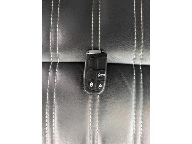 クライスラー・300 300S スマートキー・ブラックレザーシート・パワーシート・シートヒーター・プッシュスタート・社外22インチAW・社外フルセグ・ETC・バックカメラ・クルーズコントロール・Bluetooth・ヒートステアリング(34枚目)