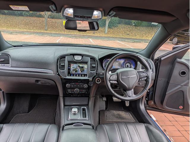 クライスラー・300 300S スマートキー・ブラックレザーシート・パワーシート・シートヒーター・プッシュスタート・社外22インチAW・社外フルセグ・ETC・バックカメラ・クルーズコントロール・Bluetooth・ヒートステアリング(35枚目)