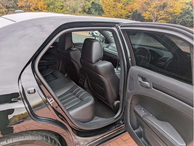 クライスラー・300 300S スマートキー・ブラックレザーシート・パワーシート・シートヒーター・プッシュスタート・社外22インチAW・社外フルセグ・ETC・バックカメラ・クルーズコントロール・Bluetooth・ヒートステアリング(41枚目)