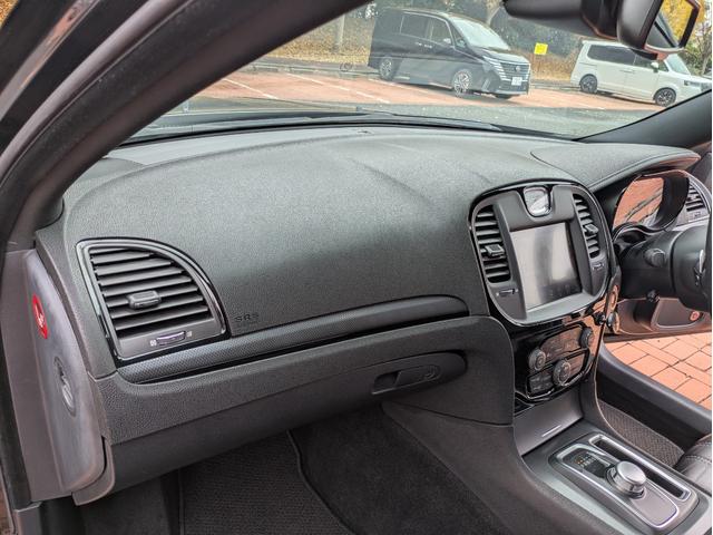 クライスラー・300 300S スマートキー・ブラックレザーシート・パワーシート・シートヒーター・プッシュスタート・社外22インチAW・社外フルセグ・ETC・バックカメラ・クルーズコントロール・Bluetooth・ヒートステアリング(42枚目)