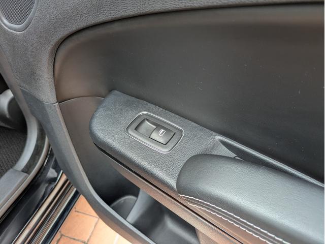 クライスラー・300 300S スマートキー・ブラックレザーシート・パワーシート・シートヒーター・プッシュスタート・社外22インチAW・社外フルセグ・ETC・バックカメラ・クルーズコントロール・Bluetooth・ヒートステアリング(43枚目)