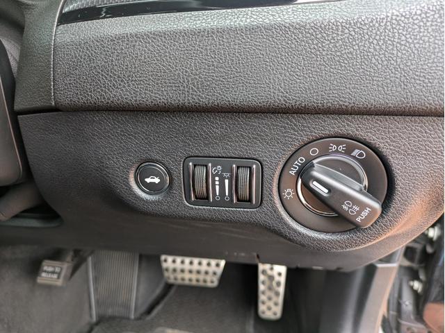 クライスラー・300 300S スマートキー・ブラックレザーシート・パワーシート・シートヒーター・プッシュスタート・社外22インチAW・社外フルセグ・ETC・バックカメラ・クルーズコントロール・Bluetooth・ヒートステアリング(48枚目)