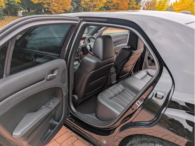 クライスラー・300 300S スマートキー・ブラックレザーシート・パワーシート・シートヒーター・プッシュスタート・社外22インチAW・社外フルセグ・ETC・バックカメラ・クルーズコントロール・Bluetooth・ヒートステアリング(49枚目)