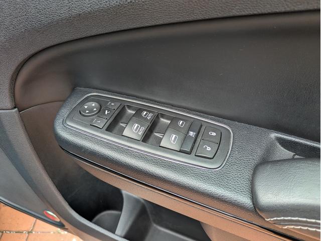 クライスラー・300 300S スマートキー・ブラックレザーシート・パワーシート・シートヒーター・プッシュスタート・社外22インチAW・社外フルセグ・ETC・バックカメラ・クルーズコントロール・Bluetooth・ヒートステアリング(50枚目)