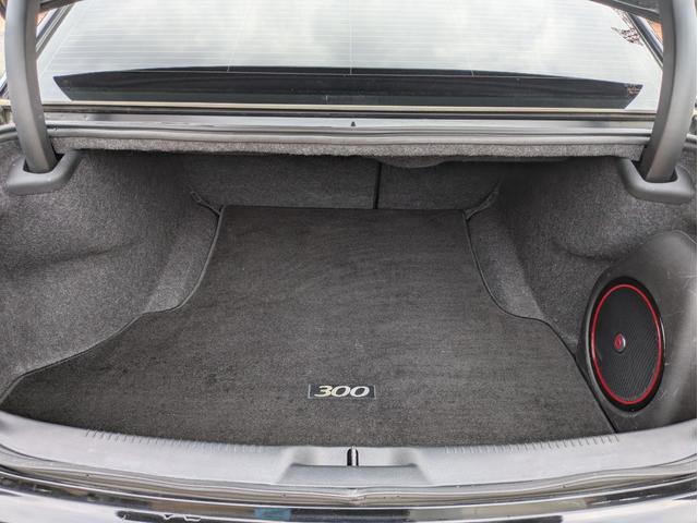 クライスラー・300 300S スマートキー・ブラックレザーシート・パワーシート・シートヒーター・プッシュスタート・社外22インチAW・社外フルセグ・ETC・バックカメラ・クルーズコントロール・Bluetooth・ヒートステアリング(52枚目)