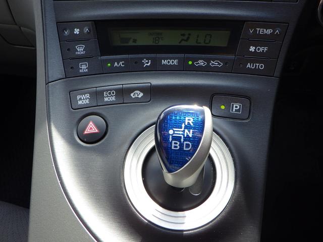 プリウス Ｓツーリングセレクション　１年保証付　純正ナビ　フルセグＴＶ　バックカメラ　ＥＴＣ　ステアリングスイッチ　ＬＥＤヘッドライト　オートライト　ＣＤ・ＤＶＤ再生　スマートキー　プッシュスタート　純正アルミホイール　ウィンカーミラー（18枚目）