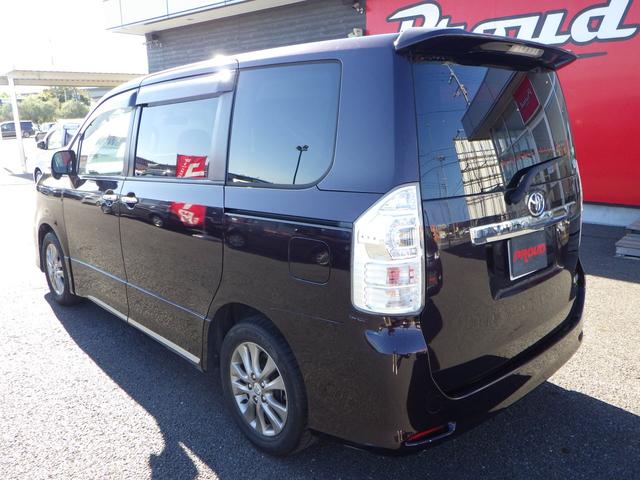 ヴォクシー ＺＳ　煌ＩＩＩ　１年保証付　後期型　社外ナビ　フルセグＴＶ　ＥＴＣ　Ｂｌｕｅｔｏｏｔｈ　両側パワースライドドア　ＨＩＤヘッドライト　オートライト　ＣＤ・ＤＶＤ再生　ハーフレザーシート　パドルシフト　プッシュスタート（8枚目）