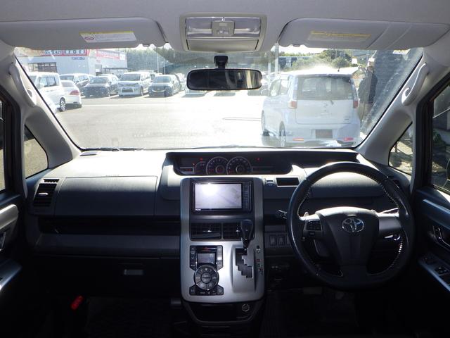 ヴォクシー ＺＳ　煌ＩＩＩ　１年保証付　後期型　社外ナビ　フルセグＴＶ　ＥＴＣ　Ｂｌｕｅｔｏｏｔｈ　両側パワースライドドア　ＨＩＤヘッドライト　オートライト　ＣＤ・ＤＶＤ再生　ハーフレザーシート　パドルシフト　プッシュスタート（11枚目）