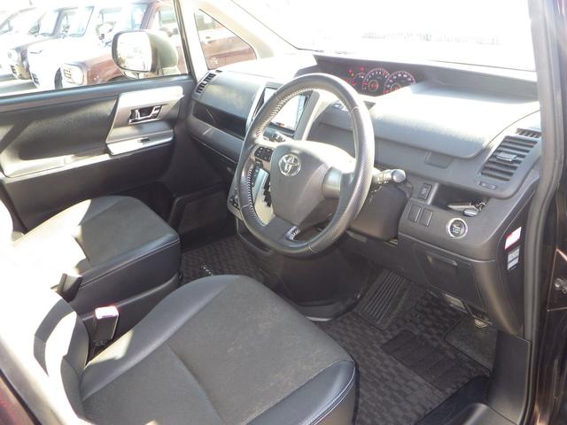 ヴォクシー ＺＳ　煌ＩＩＩ　１年保証付　後期型　社外ナビ　フルセグＴＶ　ＥＴＣ　Ｂｌｕｅｔｏｏｔｈ　両側パワースライドドア　ＨＩＤヘッドライト　オートライト　ＣＤ・ＤＶＤ再生　ハーフレザーシート　パドルシフト　プッシュスタート（28枚目）