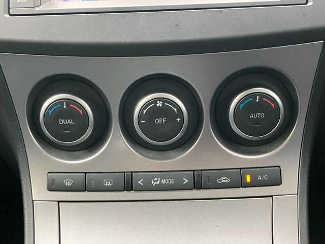 アクセラスポーツ １５Ｓナビエディション　純正ナビ☆バックカメラ☆ＥＴＣ☆スマートキー☆デュアルオートエアコン☆レインセンサー☆ミュージックサーバー☆オートライト☆ＨＩＤヘッドライト☆純正アルミホイール（11枚目）