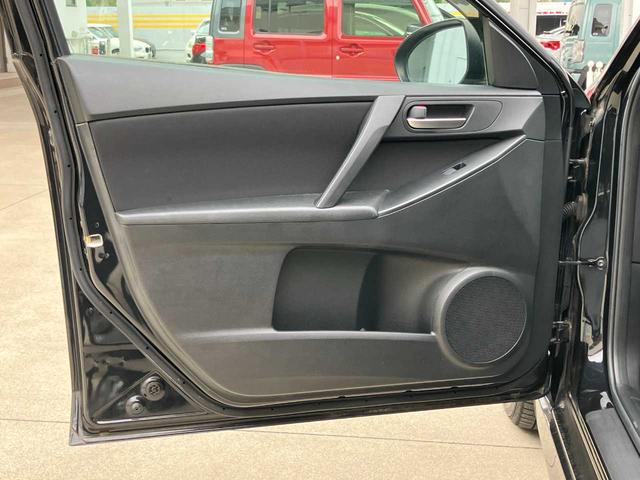 アクセラスポーツ １５Ｓナビエディション　純正ナビ☆バックカメラ☆ＥＴＣ☆スマートキー☆デュアルオートエアコン☆レインセンサー☆ミュージックサーバー☆オートライト☆ＨＩＤヘッドライト☆純正アルミホイール（36枚目）