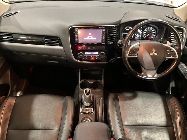 アウトランダーＰＨＥＶ Ｇプレミアムパッケージ　純正ナビ☆バックカメラ☆ＥＴＣ☆ドライブレコーダー☆レザーシート☆衝突軽減装置☆クルーズコントロール☆パワーシート☆Ｂｌｕｅｔｏｏｔｈ☆ＨＩＤヘッドライト☆純正アルミホイール（8枚目）