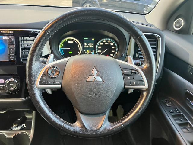 アウトランダーＰＨＥＶ Ｇプレミアムパッケージ　純正ナビ☆バックカメラ☆ＥＴＣ☆ドライブレコーダー☆レザーシート☆衝突軽減装置☆クルーズコントロール☆パワーシート☆Ｂｌｕｅｔｏｏｔｈ☆ＨＩＤヘッドライト☆純正アルミホイール（24枚目）