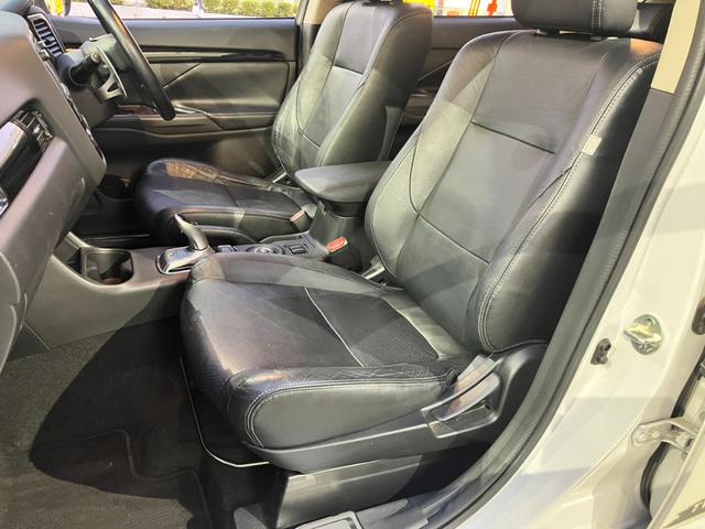 アウトランダーＰＨＥＶ Ｇプレミアムパッケージ　純正ナビ☆バックカメラ☆ＥＴＣ☆ドライブレコーダー☆レザーシート☆衝突軽減装置☆クルーズコントロール☆パワーシート☆Ｂｌｕｅｔｏｏｔｈ☆ＨＩＤヘッドライト☆純正アルミホイール（52枚目）