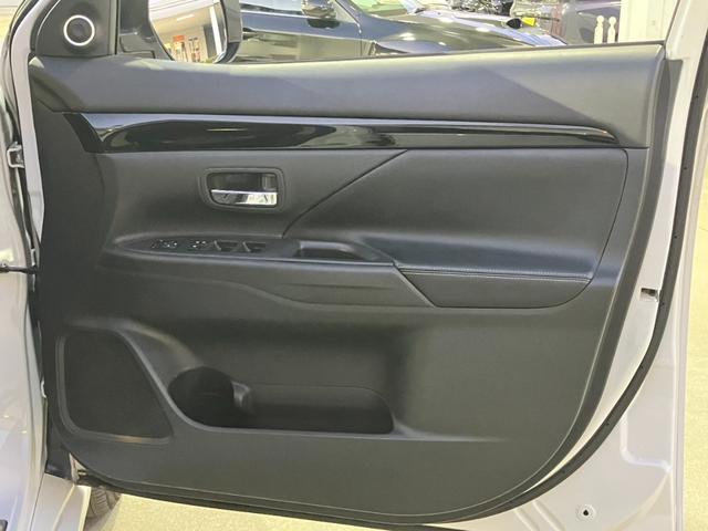 アウトランダーＰＨＥＶ Ｇプレミアムパッケージ　純正ナビ☆バックカメラ☆ＥＴＣ☆ドライブレコーダー☆レザーシート☆衝突軽減装置☆クルーズコントロール☆パワーシート☆Ｂｌｕｅｔｏｏｔｈ☆ＨＩＤヘッドライト☆純正アルミホイール（56枚目）