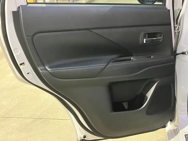 アウトランダーＰＨＥＶ Ｇプレミアムパッケージ　純正ナビ☆バックカメラ☆ＥＴＣ☆ドライブレコーダー☆レザーシート☆衝突軽減装置☆クルーズコントロール☆パワーシート☆Ｂｌｕｅｔｏｏｔｈ☆ＨＩＤヘッドライト☆純正アルミホイール（58枚目）