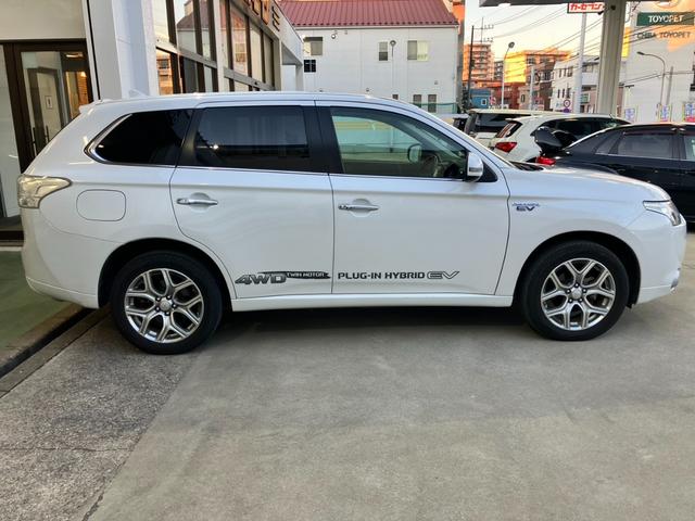 アウトランダーＰＨＥＶ Ｇプレミアムパッケージ　純正ナビ☆バックカメラ☆ＥＴＣ☆ドライブレコーダー☆レザーシート☆衝突軽減装置☆クルーズコントロール☆パワーシート☆Ｂｌｕｅｔｏｏｔｈ☆ＨＩＤヘッドライト☆純正アルミホイール（61枚目）