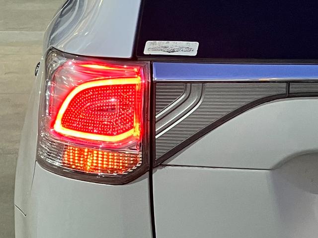 アウトランダーＰＨＥＶ Ｇプレミアムパッケージ　純正ナビ☆バックカメラ☆ＥＴＣ☆ドライブレコーダー☆レザーシート☆衝突軽減装置☆クルーズコントロール☆パワーシート☆Ｂｌｕｅｔｏｏｔｈ☆ＨＩＤヘッドライト☆純正アルミホイール（72枚目）