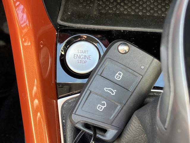 Ｔ－クロス ＴＳＩ　１ｓｔプラス　メーカーナビ　スマートキー　ＥＴＣ２．０　ドライブレコーダー　バックカメラ　クリアランスソナー　クルーズコントロール　レーンアシスト　パークアシスト　衝突被害軽減　ＬＥＤ　バックフォグ　置くだけ充電（12枚目）