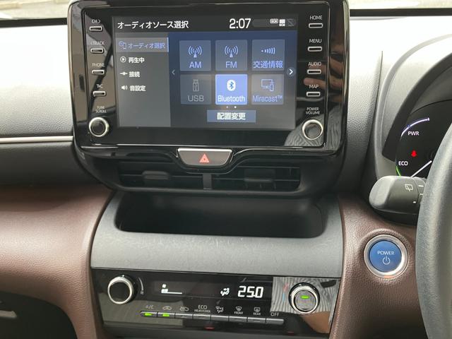 ヤリスクロス ハイブリッドＺ　ＴＶ　バックカメラ　シートヒーター　ＡＣ１００Ｖ電源　スマートキー　クリアランスソナー　レーダークルーズコントロール　レーンアシスト　衝突被害軽減　オートマチックハイビーム　ＬＥＤライト　ＥＴＣ２．０（8枚目）
