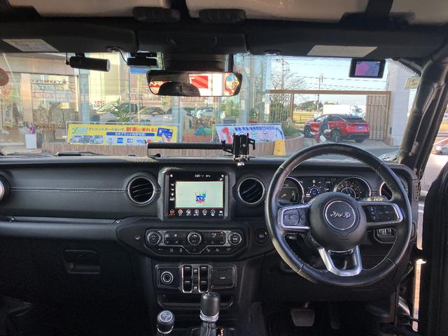 ジープ・ラングラーアンリミテッド サハラ　４ＷＤ　ナビ　ＴＶ　バックカメラ　スマートキー　レーダークルコン　ＥＴＣ２．０　ドライブレコーダー　クリアランスソナー　衝突被害軽減　ＬＥＤ　ステアリングヒーター　シートヒーター　ＢＳＭ　レザーシート（5枚目）