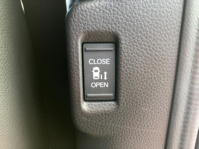 ステップワゴン ｅ：ＨＥＶスパーダ　フリップダウンモニター　マルチビューカメラ　純正ナビ　ＴＶ　スマートキー　ドラレコ　電動リアゲート　レーダークルコン　ＥＴＣ　クリアランスソナー　レーンアシスト　衝突被害軽減　ＬＥＤ　シートヒーター（13枚目）