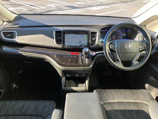 オデッセイハイブリッド ハイブリッドアブソルート・ホンダセンシング　マルチビューカメラシステム　大型アームレスト　フリップダウンモニター　純正ナビ　ＴＶ　センターコンソールボックス　前後ドラレコ　クリアランスソナ　レーダークルコン　パークアシスト　衝突被害軽減　ＥＴＣ（5枚目）