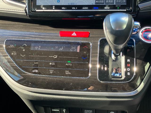 オデッセイハイブリッド ハイブリッドアブソルート・ホンダセンシング　マルチビューカメラシステム　大型アームレスト　フリップダウンモニター　純正ナビ　ＴＶ　センターコンソールボックス　前後ドラレコ　クリアランスソナ　レーダークルコン　パークアシスト　衝突被害軽減　ＥＴＣ（12枚目）