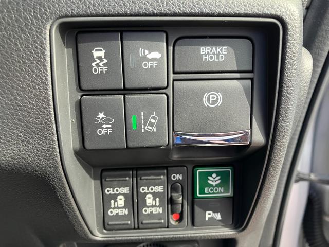 オデッセイハイブリッド ハイブリッドアブソルート・ホンダセンシング　マルチビューカメラシステム　大型アームレスト　フリップダウンモニター　純正ナビ　ＴＶ　センターコンソールボックス　前後ドラレコ　クリアランスソナ　レーダークルコン　パークアシスト　衝突被害軽減　ＥＴＣ（15枚目）