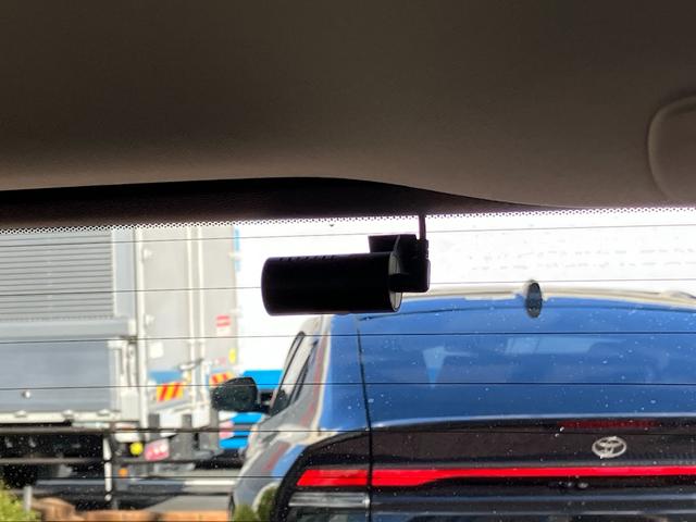 オデッセイハイブリッド ハイブリッドアブソルート・ホンダセンシング　マルチビューカメラシステム　大型アームレスト　フリップダウンモニター　純正ナビ　ＴＶ　センターコンソールボックス　前後ドラレコ　クリアランスソナ　レーダークルコン　パークアシスト　衝突被害軽減　ＥＴＣ（30枚目）