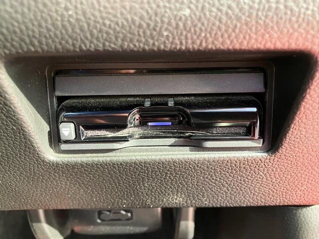 スイフト ハイブリッドＲＳ　全方位モニター用カメラパッケージ装着車　純正８インチナビ　ＴＶ　スマートキー　純正前後ドラレコ　レーダークルコン　ＥＴＣ　クリアランスソナー　レーンアシスト　衝突被害軽減　ＬＥＤ　スマートキー　フォグ（16枚目）