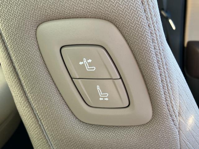 クラウンハイブリッド Ｓ　Ｃパッケージ　パノラミックビューモニター　純正ナビ　ＴＶ　スマートキー　ドラレコ　ＥＴＣ　レーダークルコン　衝突被害軽減　クリアランスソナー　レーンアシスト　ＬＥＤ　シートヒータ　ステアリングヒーター　１００Ｖ電源（30枚目）