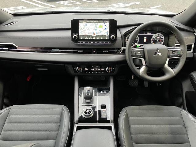 アウトランダーＰＨＥＶ ブラックエディション　４ＷＤ　ルーフレール　マイパイロット　マルチアラウンドモニター　純正ナビ　ＴＶ　スマートキー　ドラレコ　衝突被害軽減　クリアランスソナー　レーンアシスト　パワーシート　ＬＥＤ　パワーバックドア　ＨＵＤ（5枚目）