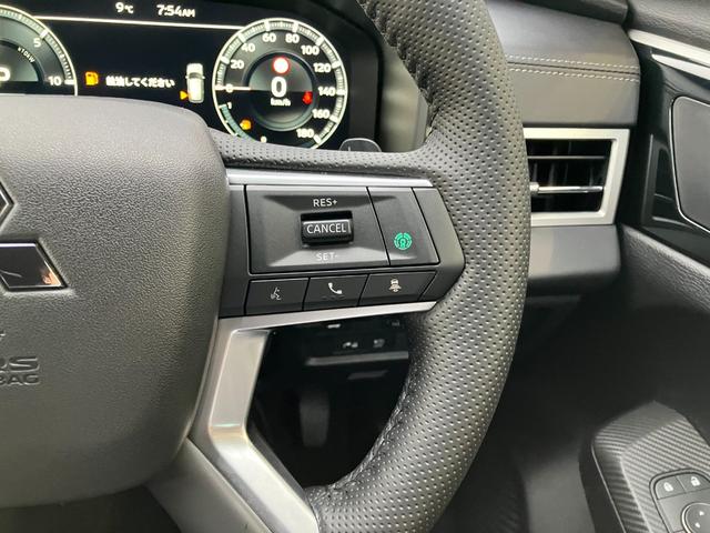 アウトランダーＰＨＥＶ ブラックエディション　４ＷＤ　ルーフレール　マイパイロット　マルチアラウンドモニター　純正ナビ　ＴＶ　スマートキー　ドラレコ　衝突被害軽減　クリアランスソナー　レーンアシスト　パワーシート　ＬＥＤ　パワーバックドア　ＨＵＤ（7枚目）