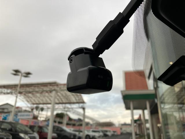 アウトランダーＰＨＥＶ ブラックエディション　４ＷＤ　ルーフレール　マイパイロット　マルチアラウンドモニター　純正ナビ　ＴＶ　スマートキー　ドラレコ　衝突被害軽減　クリアランスソナー　レーンアシスト　パワーシート　ＬＥＤ　パワーバックドア　ＨＵＤ（18枚目）