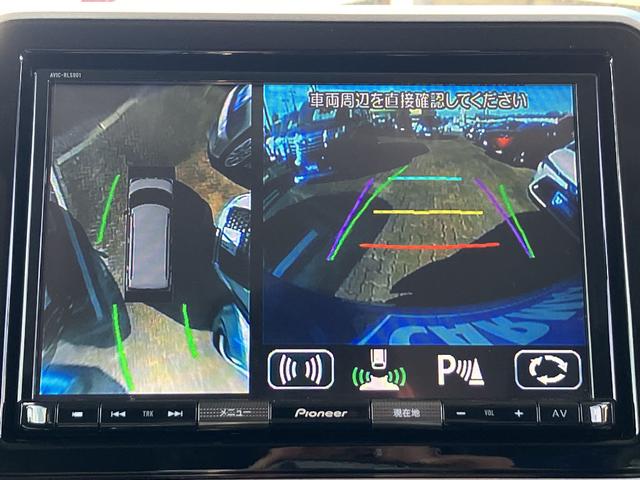【全方位型モニター】クルマを上空から見下ろしているかのように、直感的に周囲の状況を把握できる全方位型モニター。狭い場所での駐車でも周囲が映像で確認できます。