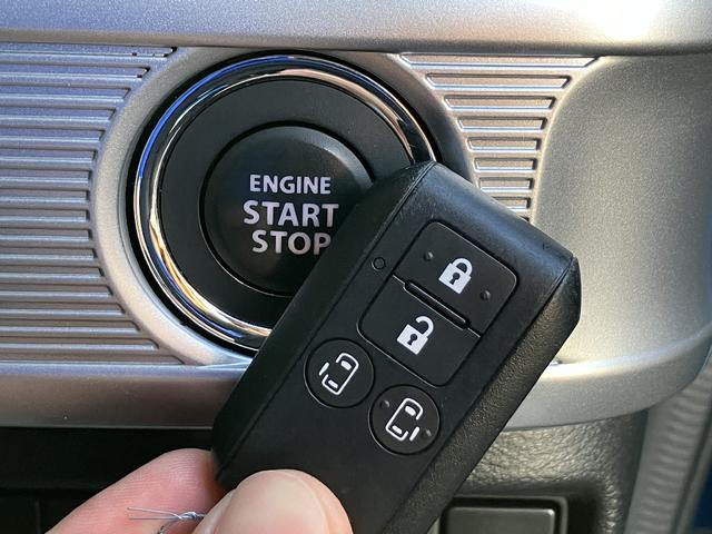 付いてて便利！とても人気の高い装備のスマートキーシステム。キーを携帯しているだけで、ドアロックの開閉並びにエンジンの始動が可能な装備です。プッシュスタートですのでエンジンの始動もボタンを押すだけです