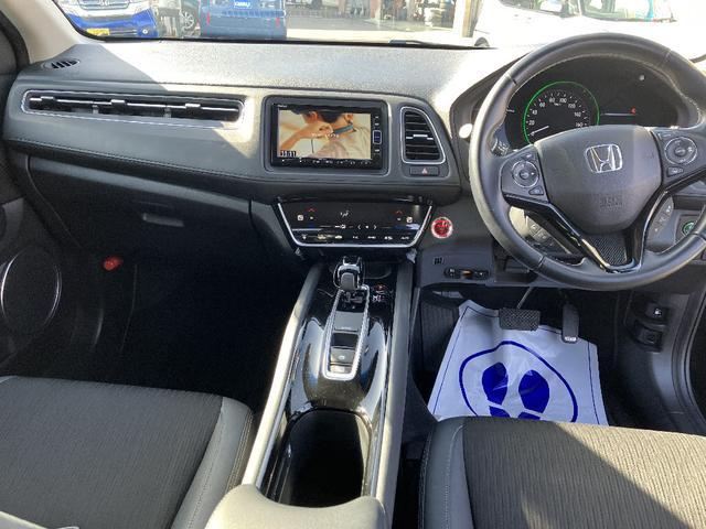 ヴェゼル ハイブリッドＺ・ホンダセンシング　ハーフレザーシート　純正ナビ　ＴＶ　バックカメラ　ＥＴＣ　スマートキー　衝突被害軽減　レーダークルコン　レーンアシスト　ＬＥＤ　ヘッドライトウォッシャー　１７インチアルミホイール　前席シートヒーター（5枚目）