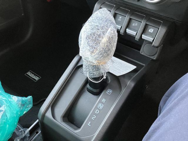 ジムニーノマド ＦＣ　登録済み未使用車　４ＷＤ　スマートキー　衝突軽減　レーダークルーズコントロール　クリアランスソナー　レーンアシスト　オートライト　ＬＥＤ　シートヒーター　ヘッドライトウォッシャー　アイドリングストップ（9枚目）