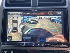 【全方位型モニター】クルマを上空から見下ろしているかのように、直感的に周囲の状況を把握できる全方位型モニター。狭い場所での駐車でも周囲が映像で確認できます。 6