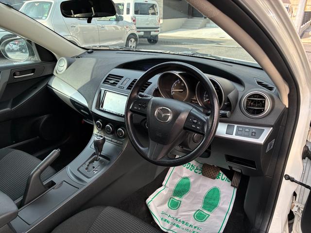 アクセラスポーツ ２０Ｃ－スカイアクティブ　７インチナビ／ワンセグ／ＣＤ／ＤＶＤ／Ｂｌｕｅｔｏｏｔｈ／オートエアコン／ＥＴＣ／ステアリングリモコン／サイドバイザー／フロアマット／トノカバー／メンテナンスノート／取扱説明書／（36枚目）