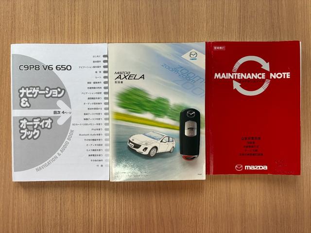 アクセラスポーツ ２０Ｃ－スカイアクティブ　７インチナビ／ワンセグ／ＣＤ／ＤＶＤ／Ｂｌｕｅｔｏｏｔｈ／オートエアコン／ＥＴＣ／ステアリングリモコン／サイドバイザー／フロアマット／トノカバー／メンテナンスノート／取扱説明書／（72枚目）